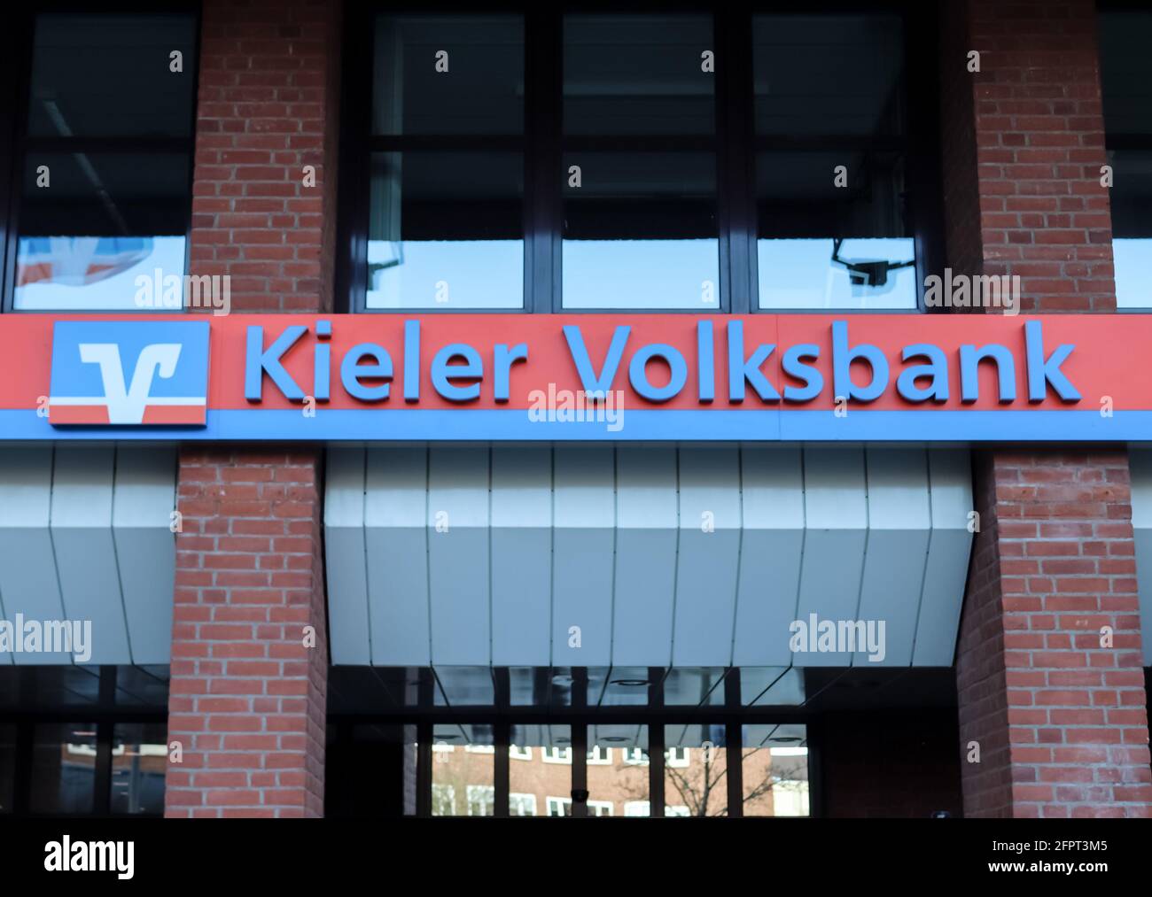 Hauptgebäude mit Logos der europäischen VR-Bank Money institut Stockfoto