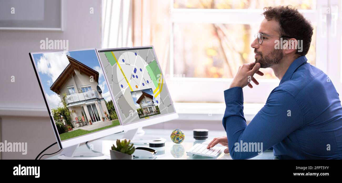 Mann Auf Der Suche Nach Immobilien Online Auf Computer Stockfoto