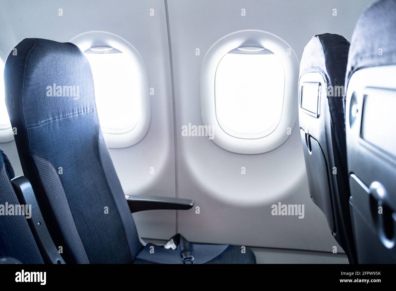 Fenstersitz Im Flugzeug. Reisen In Der Economy-Klasse. Innenraum Des Flugzeugs Stockfoto