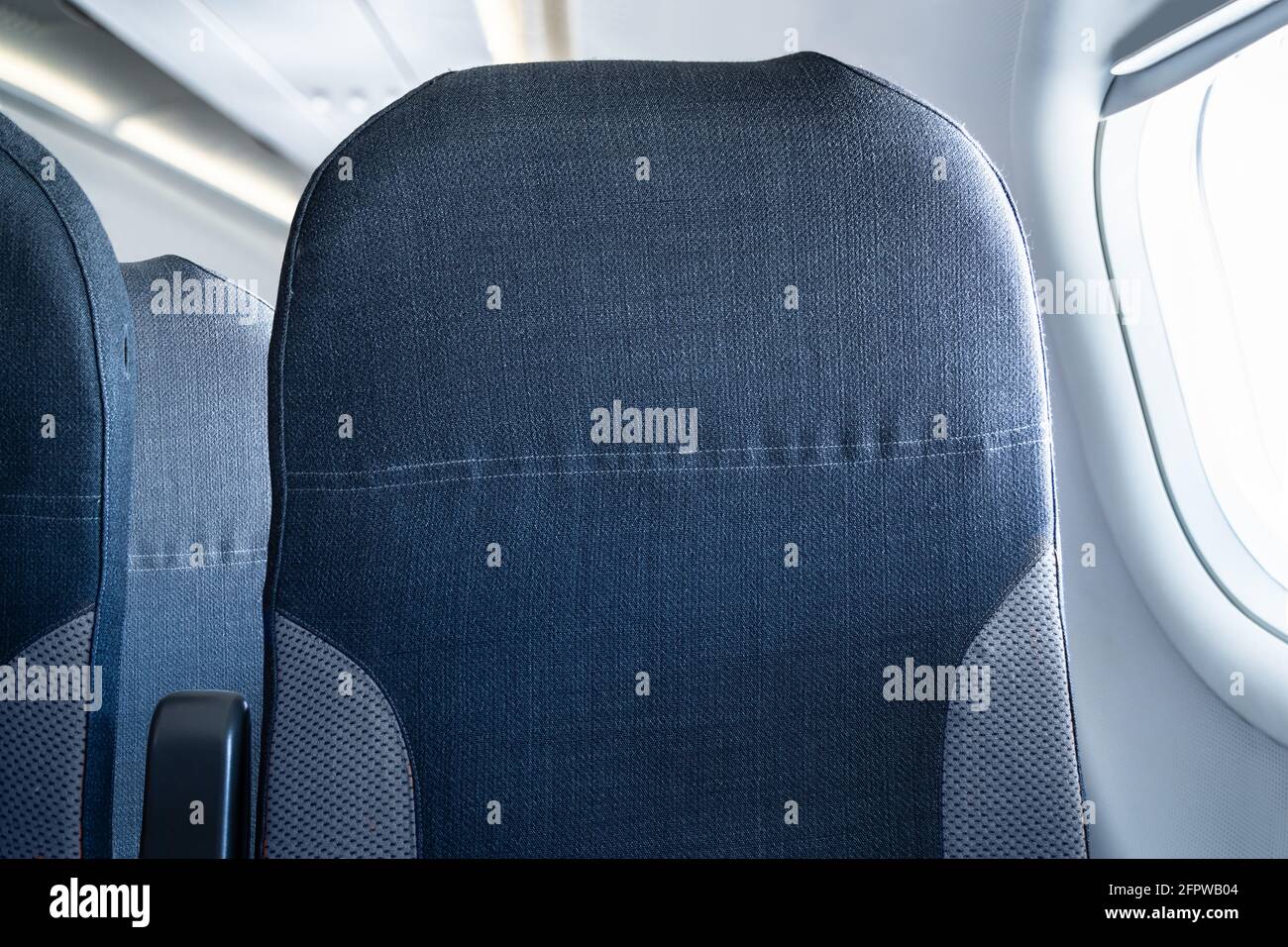 Fenstersitz Im Flugzeug. Reisen In Der Economy-Klasse. Innenraum Des Flugzeugs Stockfoto