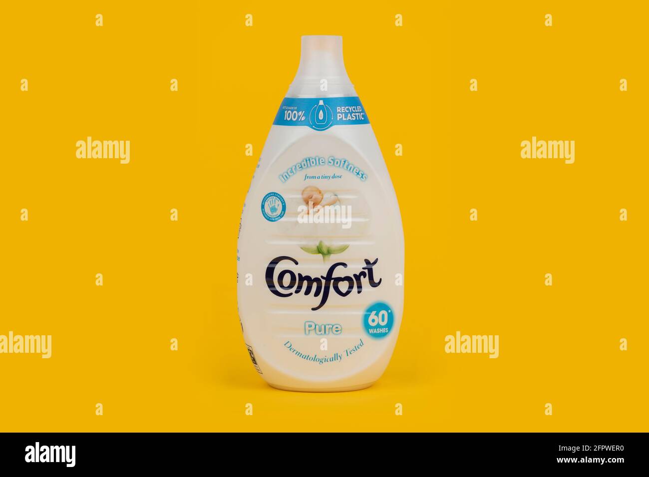 Eine Flasche Comfort Pure Stoffaufbereiter auf gelbem Hintergrund. Stockfoto