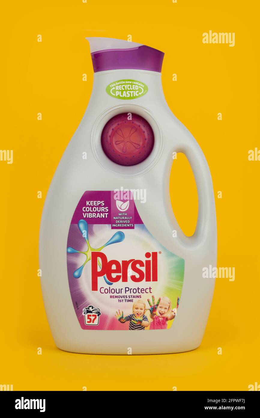 Eine Flasche mit einem biologischen flüssigen Waschmittel von „Pink Color Protect“, das auf einem gelben Hintergrund geschossen wurde. Stockfoto