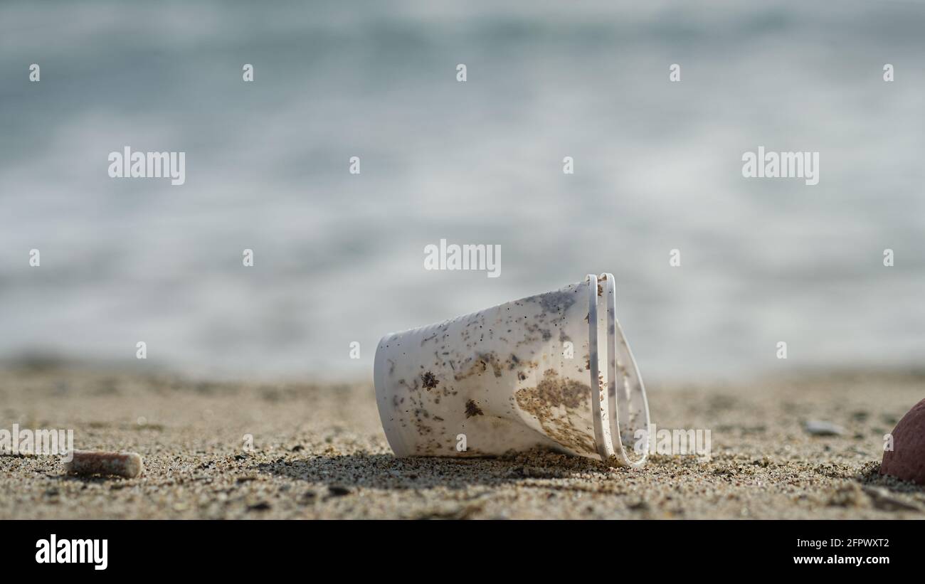 Plastikmüll Verschmutzung auf Meeresküste Ökosystem, Zigarettenkippen Abfall, Natur verworfen Kontamination Stockfoto