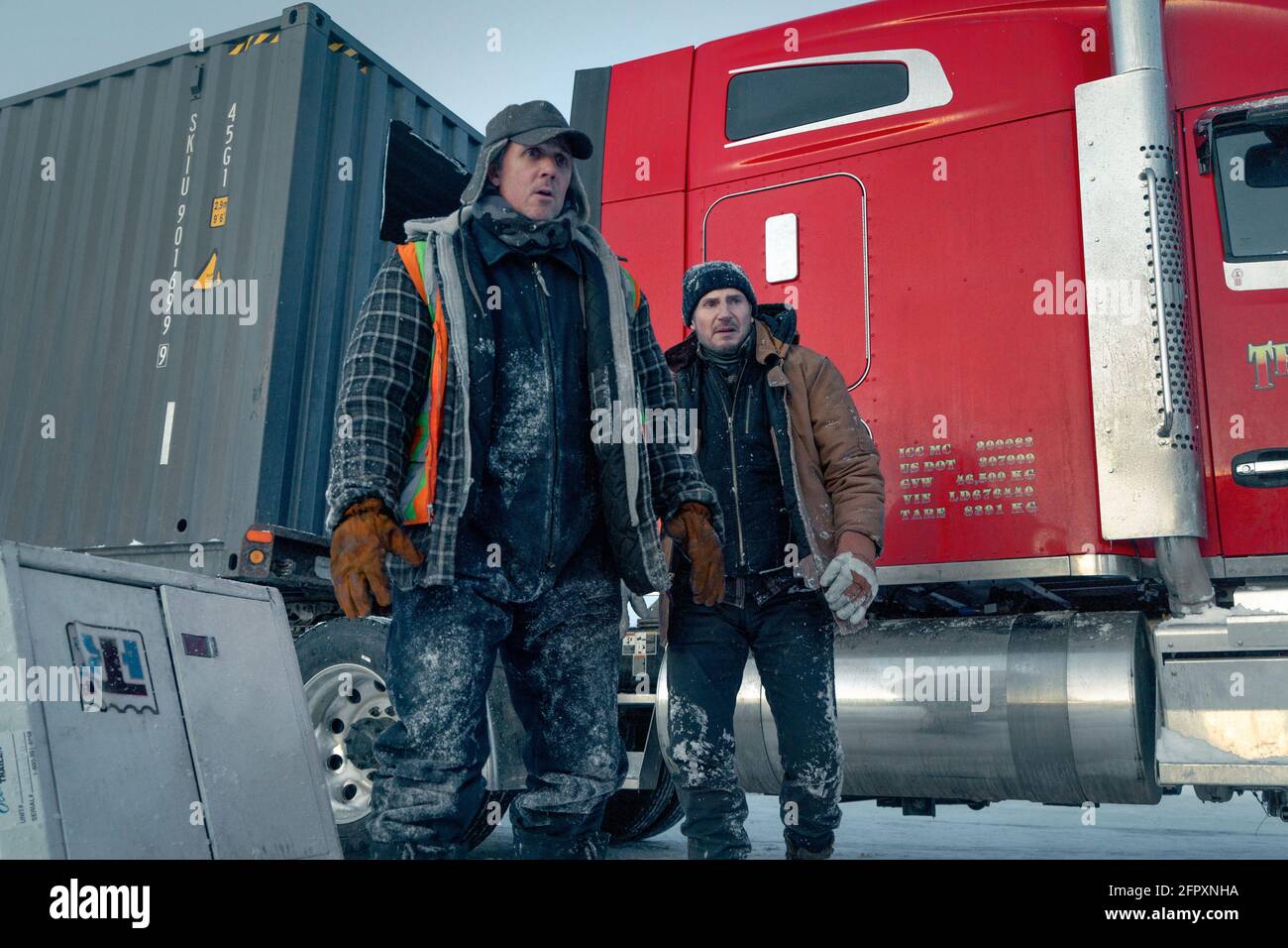 VERÖFFENTLICHUNG: 25. Juni 2021 TITEL: The Ice Road STUDIO: Netflix REGIE: Jonathan Hensleigh PLOT: Nachdem eine abgelegene Diamantenmine in den nördlichen Regionen Kanadas zusammenbricht, führt ein Eisfahrer eine unmögliche Rettungsmission über einem gefrorenen Ozean, um das Leben der gefangenen Bergleute zu retten. HAUPTROLLE: MARCUS THOMAS als Gurty, LIAM NEESON als Mike. (Kreditbild: © Netflix/Entertainment Picturs) Stockfoto