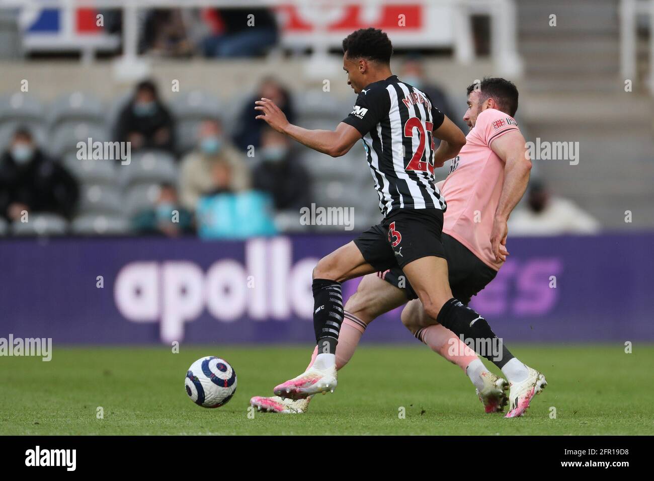 NEWCASTLE UPON TYNE, GROSSBRITANNIEN. 19. MAI Jacob Murphy von Newcastle United in Aktion mit John Fleck von Sheffield United während des Premier League-Spiels zwischen Newcastle United und Sheffield United am Mittwoch, 19. Mai 2021 im St. James's Park, Newcastle. (Kredit: Mark Fletcher, Mi News) Kredit: MI Nachrichten & Sport /Alamy Live Nachrichten Stockfoto