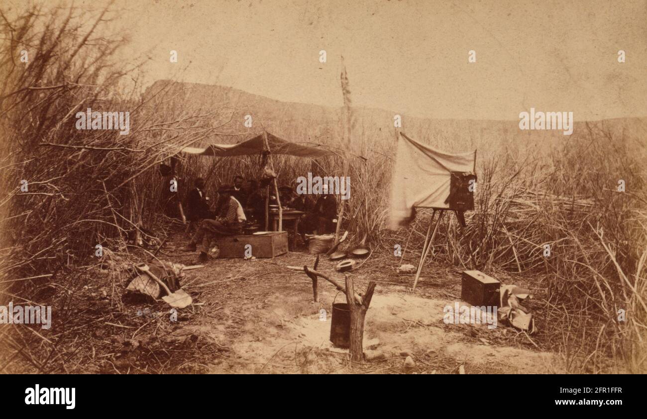 Das erste Lager, Green River, Wyoming - Männer im ersten Lager auf Green River, Wyoming, während der Erkundung, angeführt von John Wesley Powell, Geologe, des Grand Canyon des Colorado River, 1871 Stockfoto