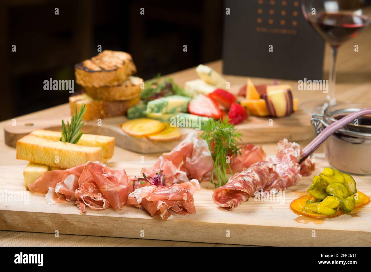 Eine Wurstplatte in einem Whistler-Restaurant. Fleisch, Schinken, Portwein,  Salami, Pastete, Käse und Obst Stockfotografie - Alamy