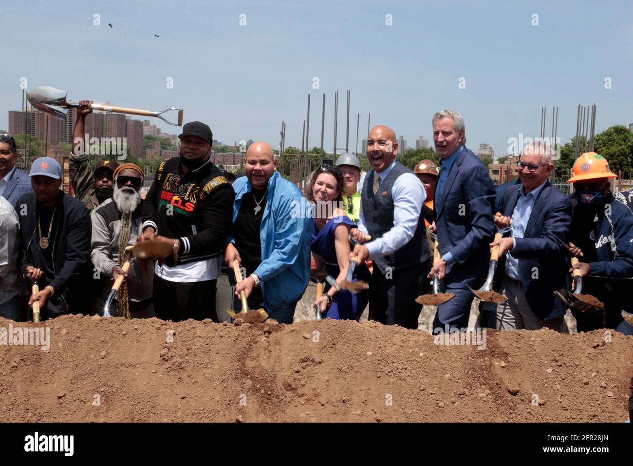 New York, NY, USA. Mai 2021. (L-R) Rocky Bucano, Executive Director, The Universal Hip Hop Museum, NAS, LL Cool lJay, FAT Joe, Bronx Borough Ruben Diaz Jr., Der Bürgermeister von New York City Bill De Blasio und andere nehmen an der Grundsteinlegung für das New York City Universal Hip-Hop Museum (UHM) Teil, das am 20. Mai 2021 im Bronx-Teil von New York City stattfand. Quelle: Mpi43/Media Punch/Alamy Live News Stockfoto