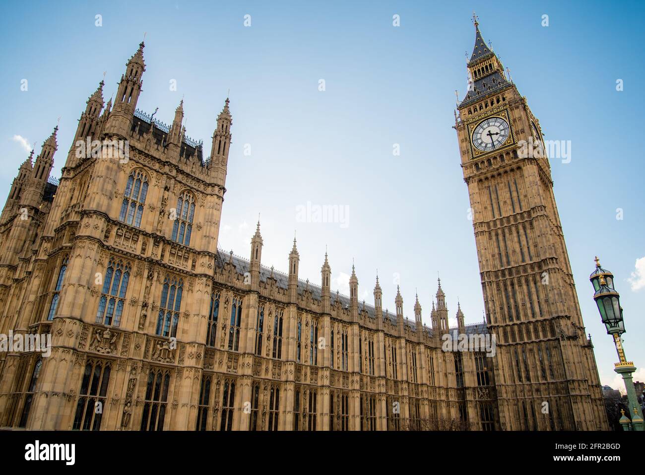 London, Großbritannien - 4. Februar 2017: Weitwinkel-Nahaufnahme des Big Ben-Uhrturms und des Parlaments wunderschöne Architektur mit klarem blauen Himmel. Stockfoto