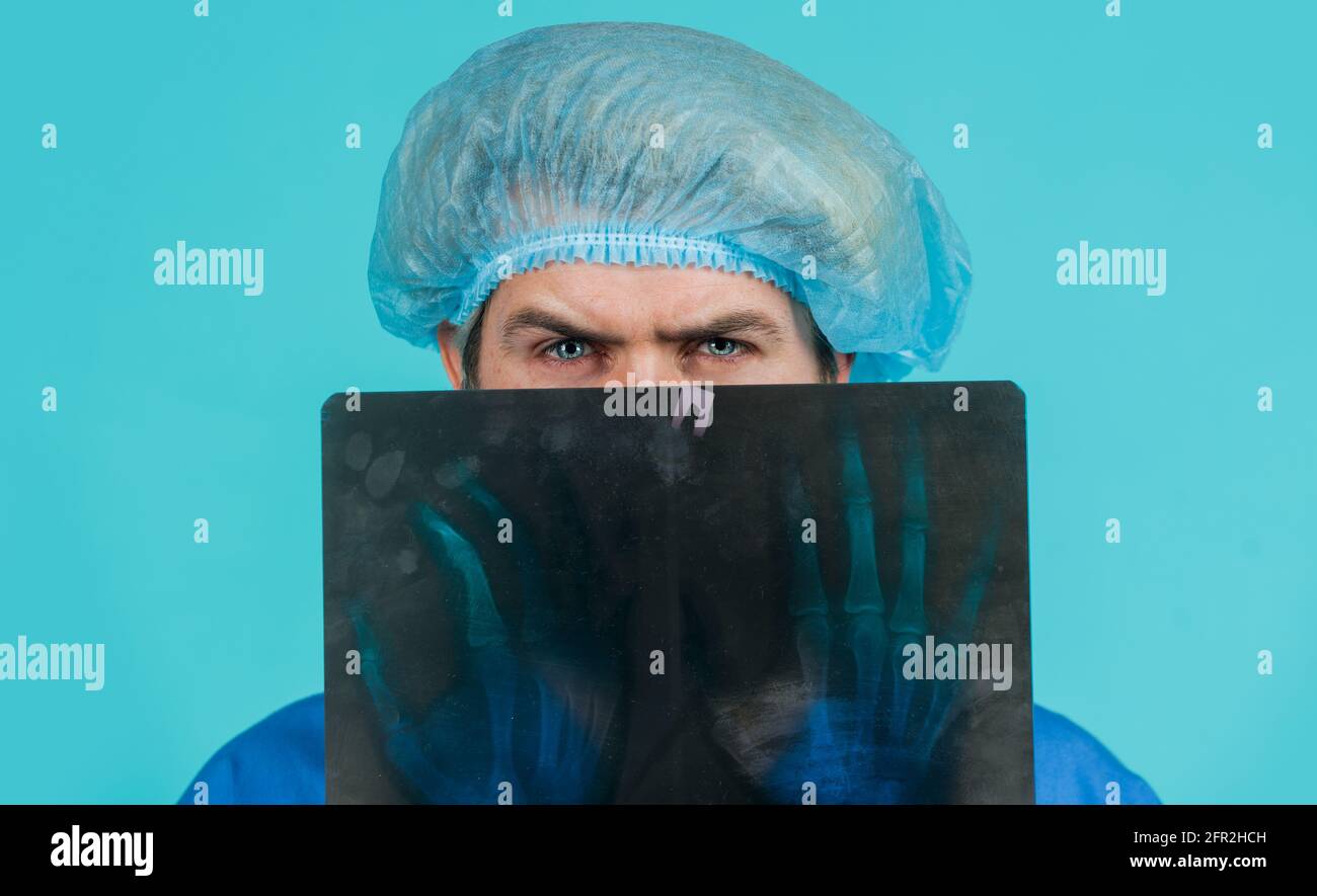 Arzt mit Röntgenaufnahme. Gesundheitswesen. Medizin. Röntgenknochen. Röntgenfoto der Hand. Röntgenbild. Stockfoto