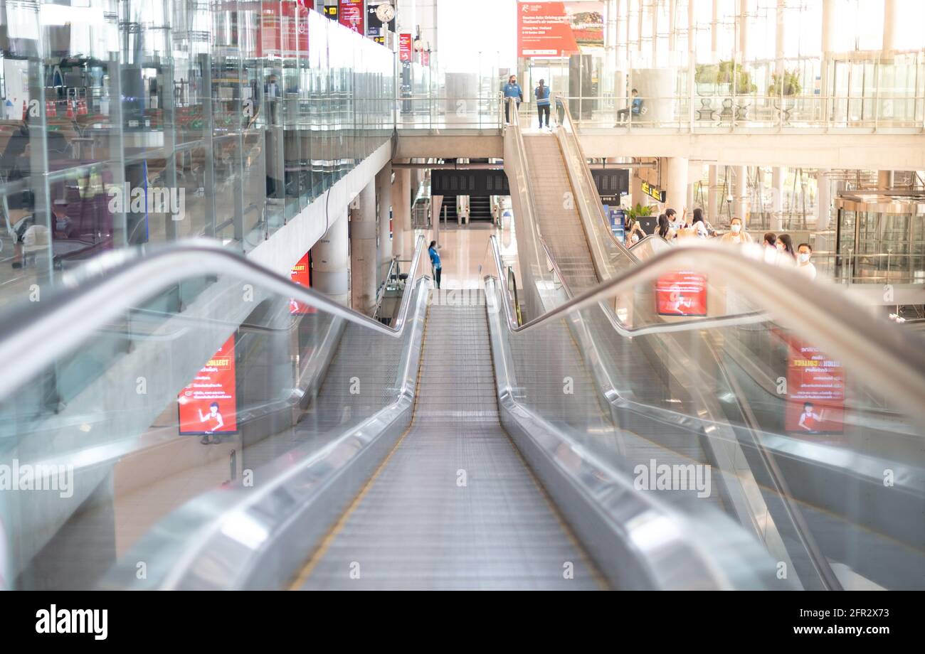 BANGKOK THAILAND APR 14 2021 Rolltreppe in einem modernen Gebäude, in dem kein Passagier so bequem zum Ziehen und Schieben des Gepäckkoffers zum Schalter kommt Stockfoto