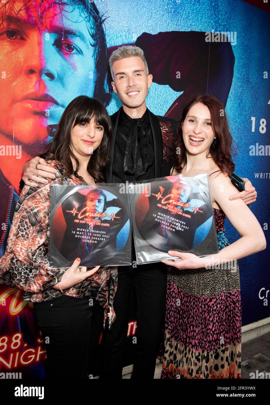 London, Großbritannien. Mai 2021. London, Großbritannien, Donnerstag, 20. Mai 2021 Katie Lipson, Jamie Lambert und Eliza Jackson kommen zur Eröffnungsnacht von Cruise the play im Duchess Theatre an. Kredit: DavidJensen/Empics Unterhaltung/Alamy Live Nachrichten Stockfoto