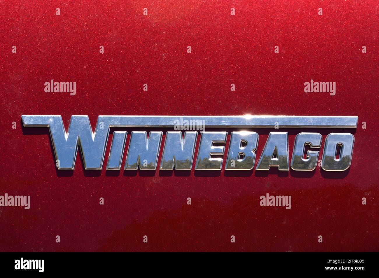 Ein verchromtes Winnebago-Logo auf der Seite eines Winnebago Solis RV. Stockfoto