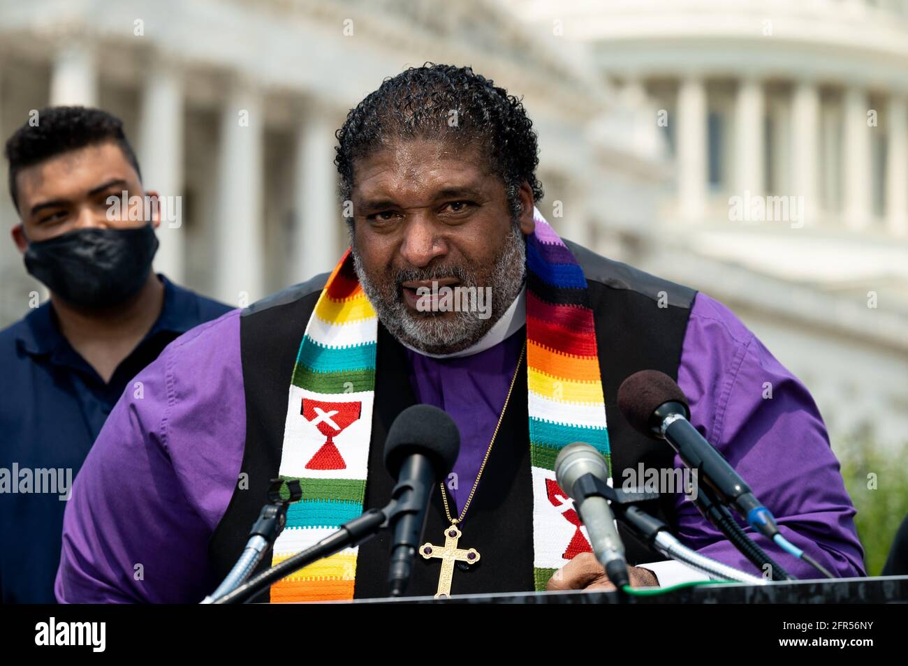 Washington, Usa. Mai 2021. Dr. William J. Barber II., Co-Vorsitzender der Kampagne der armen Menschen: Ein nationaler Aufruf zur moralischen Wiederbelebung, spricht auf einer Pressekonferenz über eine Resolution des Repräsentantenhauses zur Bekämpfung von Armut und niedrigen Löhnen. Kredit: SOPA Images Limited/Alamy Live Nachrichten Stockfoto