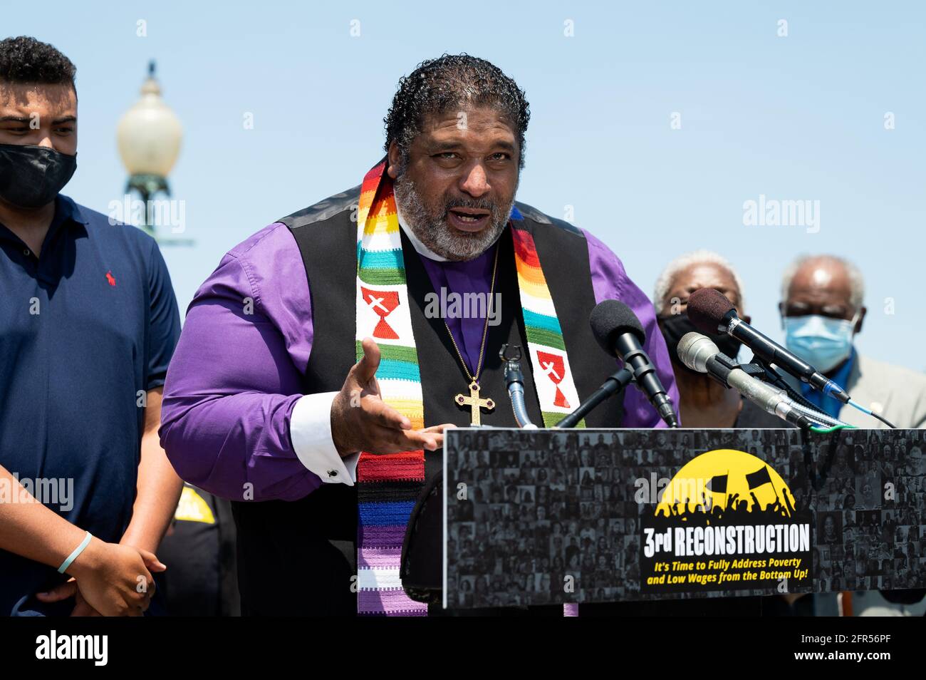 Washington, Usa. Mai 2021. Dr. William J. Barber II., Co-Vorsitzender der Kampagne der armen Menschen: Ein nationaler Aufruf zur moralischen Wiederbelebung, spricht auf einer Pressekonferenz über eine Resolution des Repräsentantenhauses zur Bekämpfung von Armut und niedrigen Löhnen. Kredit: SOPA Images Limited/Alamy Live Nachrichten Stockfoto