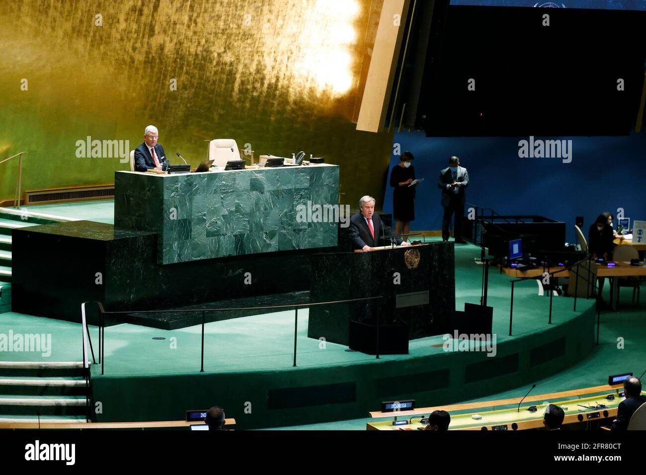 UNITED NATIONS, 21. Mai 2021 (Xinhua) - UN-Generalsekretär Antonio Guterres (auf dem Podium) spricht am 20. Mai 2021 im UN-Hauptquartier in New York über die Lage im Nahen Osten und in Palästina. Antonio Guterres rief die internationale Gemeinschaft am Donnerstag dazu auf, alles zu tun, um einen Waffenstillstand im israelisch-palästinensischen Konflikt zu erreichen. (Evan Schneider/UN Photo/Handout via Xinhua) Stockfoto