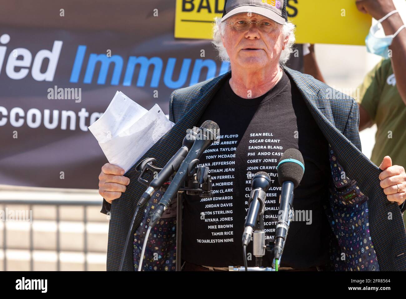 Washington, DC, USA. Mai 2021. Im Bild: Ben Cohen, Mitbegründer von Ben & Jerry's Ice Cream, zeigt sein Hemd, während er auf einer Veranstaltung spricht, die ein Ende der qualifizierten Immunität für die Polizei fordert. Sein Hemd enthält die Namen vieler schwarzer Personen, die von der Polizei getötet wurden, deren Familien wegen qualifizierter Immunitätsgesetze die Gerechtigkeit und die Rückgabe verweigert wurden. Kredit: Allison Bailey/Alamy Live Nachrichten Stockfoto