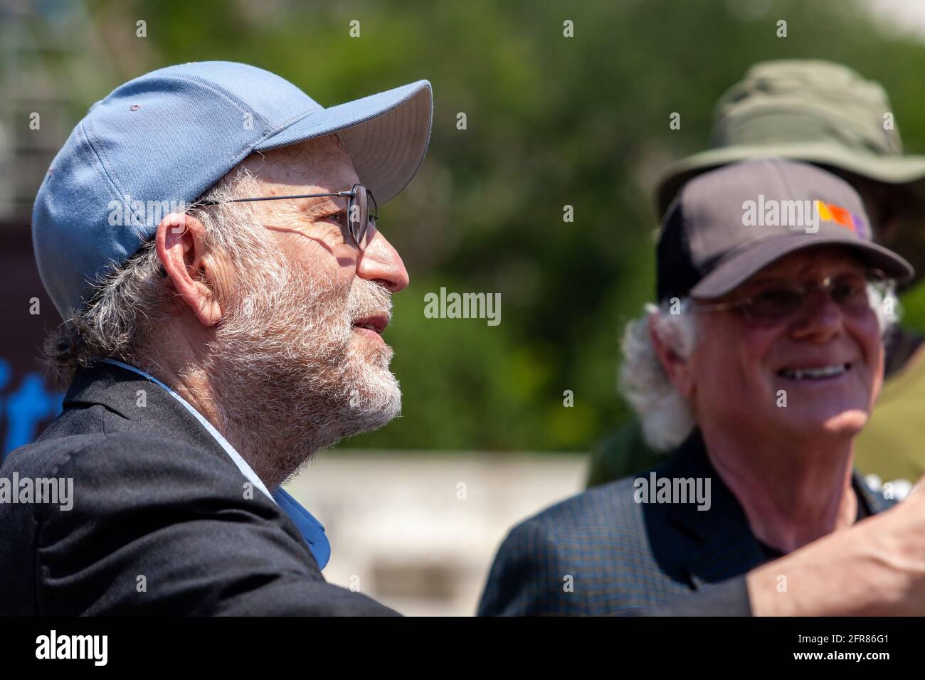 Washington, DC, USA. Mai 2021. Im Bild: Ben Cohen (links) und Jerry Greenfield (rechts), Mitbegründer von Ben & Jerry's Ice Cream, veranstalten eine Veranstaltung am Obersten Gerichtshof der USA, bei der die Aufhebung der qualifizierten Immunität für die Polizei gefordert wird. Kredit: Allison Bailey/Alamy Live Nachrichten Stockfoto