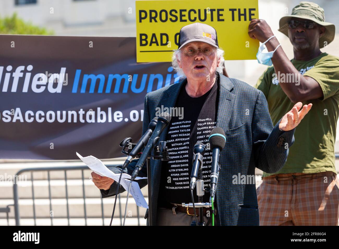 Washington, DC, USA. Mai 2021. Im Bild: Ben Cohen, Mitbegründer von Ben & Jerry's Ice Cream, spricht bei einer Veranstaltung, die ein Ende der qualifizierten Immunität für die Polizei fordert. Kredit: Allison Bailey/Alamy Live Nachrichten Stockfoto
