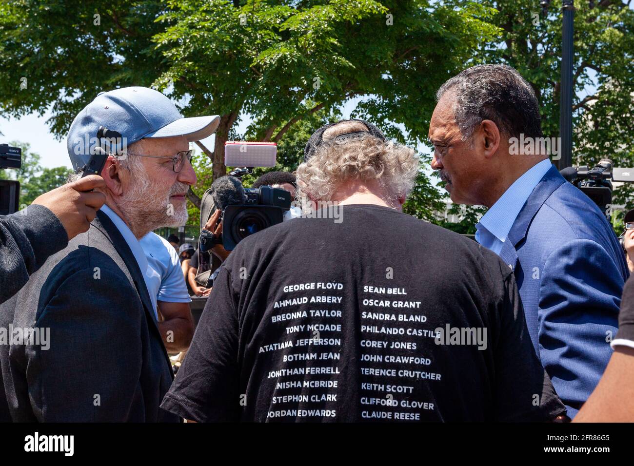 Washington, DC, USA. Mai 2021. Im Bild: Jerry Greenfield (links) und Ben Cohen (Mitte), Mitbegründer von Ben & Jerry's Ice Cream, sprechen mit Rev. Jesse Jackson (rechts) während seines überraschenden Besuches bei einer Veranstaltung, die ein Ende der qualifizierten Immunität für die Polizei fordert. Kredit: Allison Bailey/Alamy Live Nachrichten Stockfoto