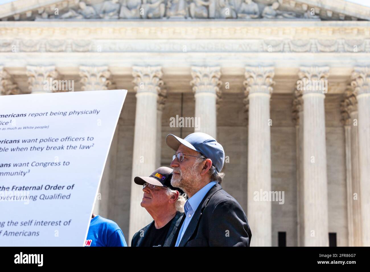 Washington, DC, USA. Mai 2021. Im Bild: Ben Cohen (links) und Jerry Greenfield (rechts), Mitbegründer von Ben & Jerry's Ice Cream, veranstalten eine Veranstaltung am Obersten Gerichtshof der USA, bei der die Aufhebung der qualifizierten Immunität für die Polizei gefordert wird. Kredit: Allison Bailey/Alamy Live Nachrichten Stockfoto
