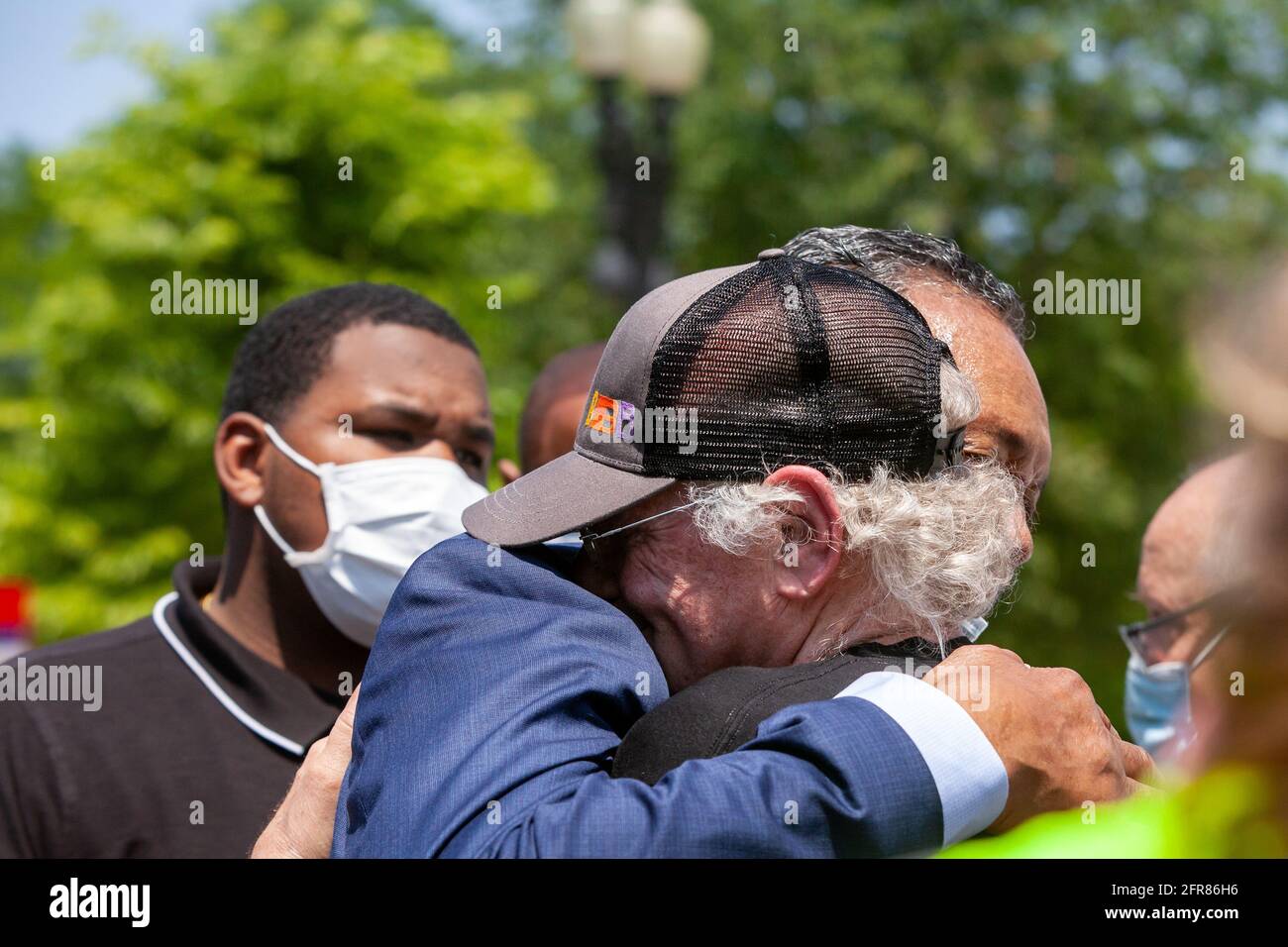 Washington, DC, USA. Mai 2021. Im Bild: Ben Cohen, Mitbegründer von Ben & Jerry's Ice Cream, begrüßt Reverend Jesse Jackson mit einer Umarmung während einer Veranstaltung vor dem Obersten Gerichtshof der USA, die ein Ende der qualifizierten Immunität für die Polizei fordert. Kredit: Allison Bailey/Alamy Live Nachrichten Stockfoto