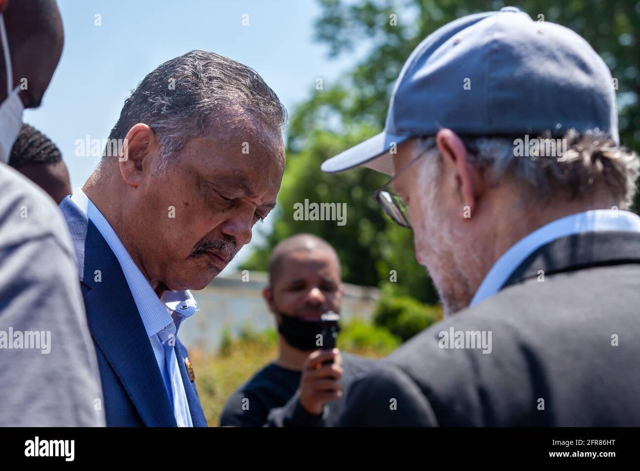 Washington, DC, USA. Mai 2021. Im Bild: Rev. Jesse Jackson (links) spricht mit Jerry Greenfield (rechts), Mitbegründer von Ben und Jerry's Ice Cream, während seines überraschenden Besuches bei einer Veranstaltung, die ein Ende der qualifizierten Immunität für die Polizei fordert. Kredit: Allison Bailey/Alamy Live Nachrichten Stockfoto