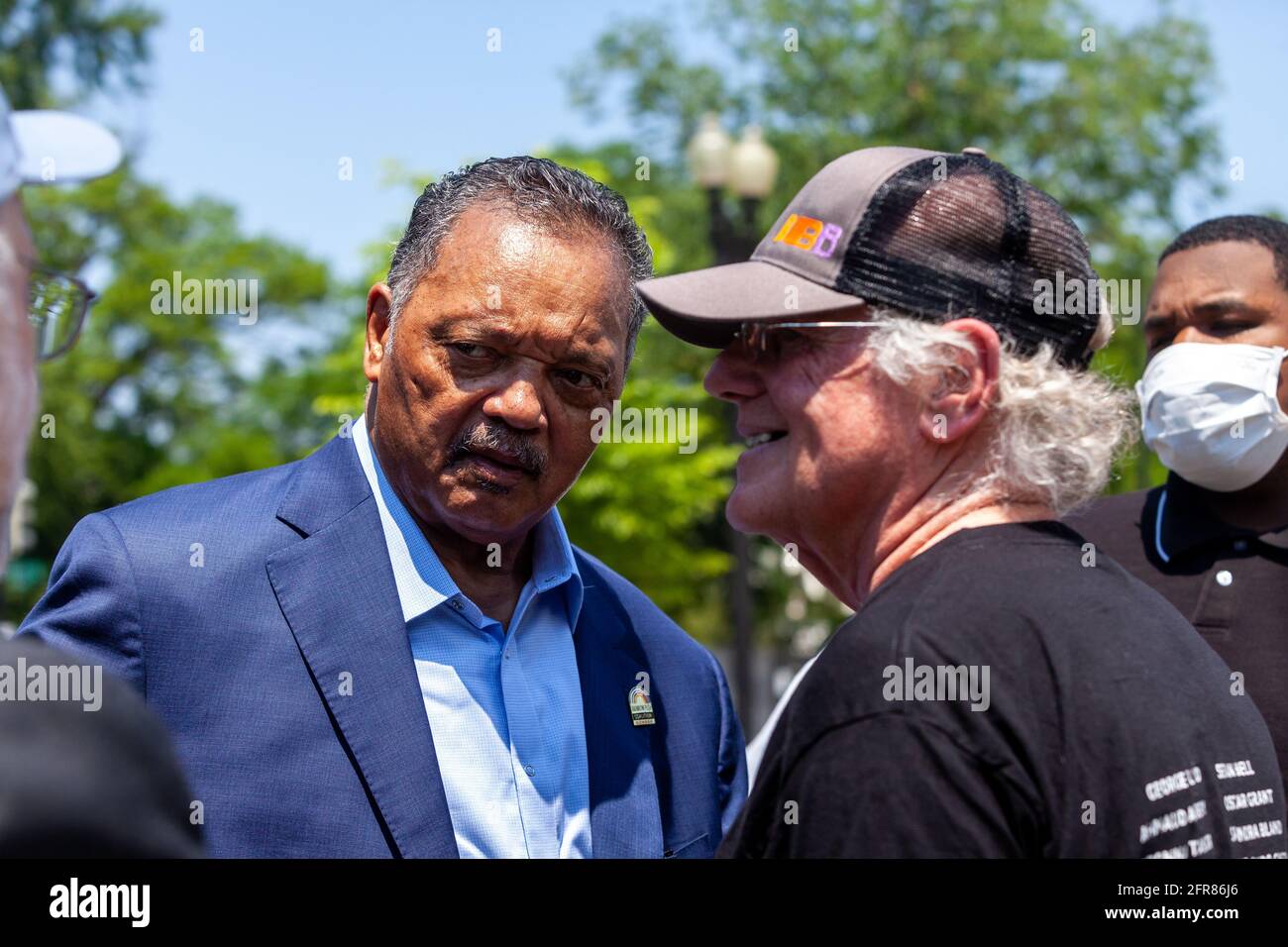 Washington, DC, USA. Mai 2021. Im Bild: Ben Cohen, Mitbegründer von Ben & Jerry's Ice Cream, begrüßt Reverend Jesse Jackson während einer Veranstaltung vor dem Obersten Gerichtshof der USA, bei der er auf ein Ende der qualifizierten Immunität für die Polizei drängt. Kredit: Allison Bailey/Alamy Live Nachrichten Stockfoto