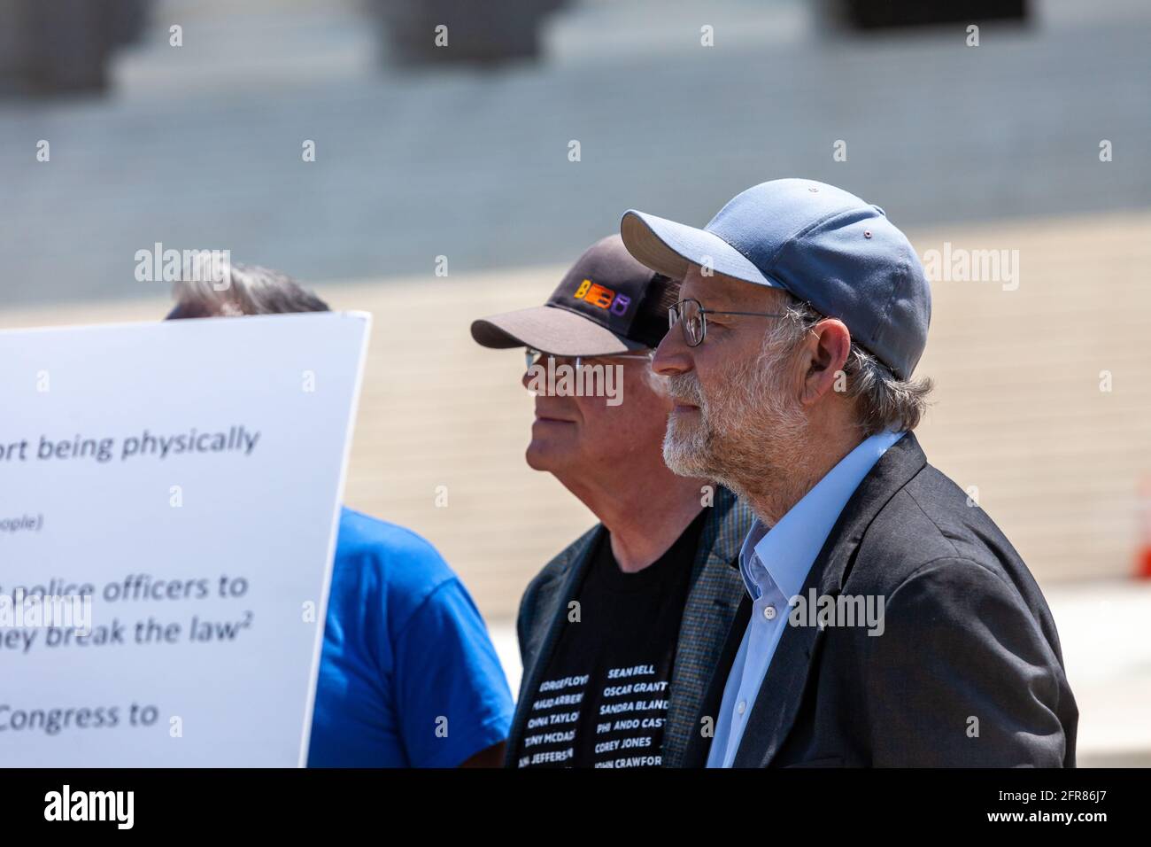 Washington, DC, USA. Mai 2021. Im Bild: Ben Cohen (links) und Jerry Greenfield (rechts), Mitbegründer von Ben & Jerry's Ice Cream, veranstalten eine Veranstaltung am Obersten Gerichtshof der USA, bei der die Aufhebung der qualifizierten Immunität für die Polizei gefordert wird. Kredit: Allison Bailey/Alamy Live Nachrichten Stockfoto