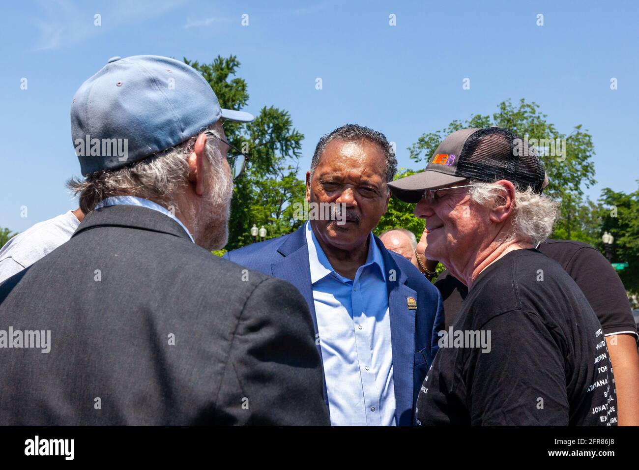 Washington, DC, USA. Mai 2021. Im Bild: Jerry Greenfield (links) und Ben Cohen (rechts), Mitbegründer von Ben & Jerry's Ice Cream, sprechen mit Rev. Jesse Jackson (Mitte) während seines überraschenden Besuches bei einer Veranstaltung, die ein Ende der qualifizierten Immunität für die Polizei vor dem Obersten Gerichtshof fordert. Kredit: Allison Bailey/Alamy Live Nachrichten Stockfoto