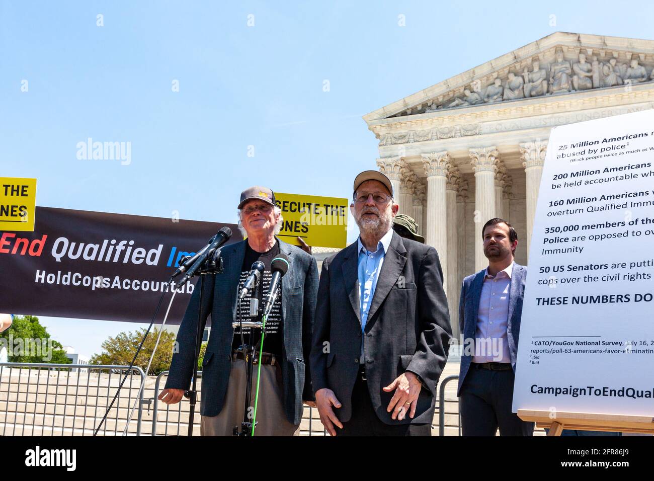 Washington, DC, USA. Mai 2021. Im Bild: Ben Cohen (links) und Jerry Greenfield (Mitte), Mitbegründer von Ben & Jerry's Ice Cream, veranstalten eine Veranstaltung am Obersten Gerichtshof der USA, bei der die Beendigung der qualifizierten Immunität für die Polizei gefordert wird. Kredit: Allison Bailey/Alamy Live Nachrichten Stockfoto
