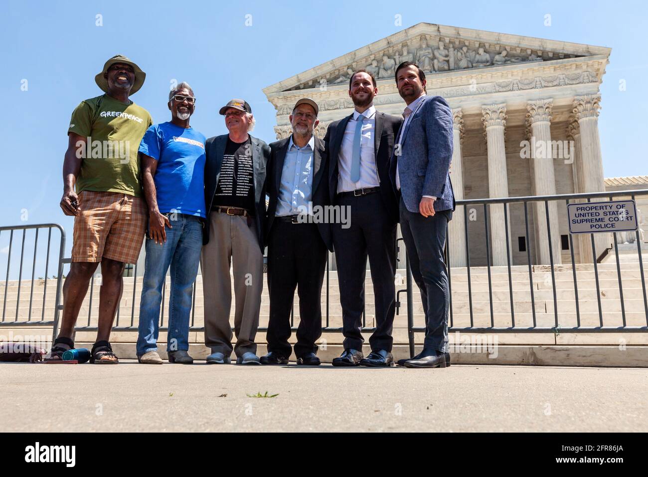 Washington, DC, USA. Mai 2021. Im Bild: Ben Cohen (Mitte links) und Jerry Greenfield (Mitte rechts), Mitbegründer von Ben & Jerry's Ice Cream, veranstalten eine Veranstaltung am Obersten Gerichtshof der USA, bei der die Beendigung der qualifizierten Immunität für die Polizei gefordert wird. Kredit: Allison Bailey/Alamy Live Nachrichten Stockfoto