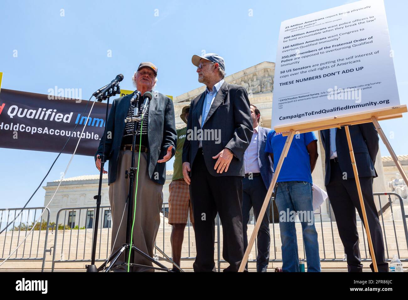 Washington, DC, USA. Mai 2021. Im Bild: Ben Cohen (links) und Jerry Greenfield (rechts), Mitbegründer von Ben & Jerry's Ice Cream, veranstalten eine Veranstaltung am Obersten Gerichtshof der USA, bei der die Aufhebung der qualifizierten Immunität für die Polizei gefordert wird. Kredit: Allison Bailey/Alamy Live Nachrichten Stockfoto