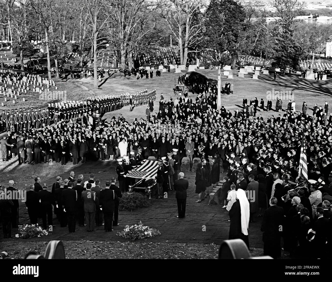 AR8255-3J 25. November 1963 Requiem-Messe, St. Matthews' Cathedral und Beerdigung auf dem Nationalfriedhof von Arlington. Bitte geben Sie „Abbie Rowe“ einen Kredit an. Fotografien Des Weißen Hauses. John F. Kennedy Presidential Library and Museum, Boston' Stockfoto