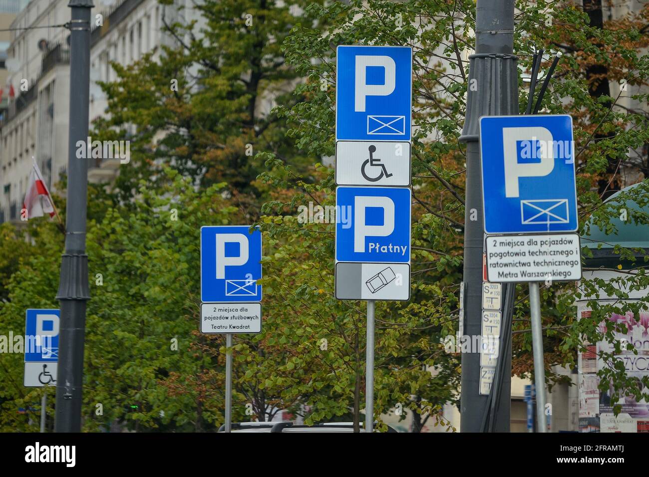 WARSCHAU. POLEN - AUGUST 2015: Straßenparkschilder, Parkplätze für Autos, Parkplätze für Behinderte. Vor dem Hintergrund von grünen Bäumen. Hochwertige Fotos Stockfoto