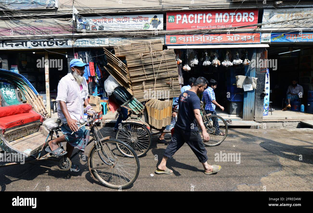 Die belebten Straßen des Chawk Bazar Distrikts in Dhaka, Bangladesch. Stockfoto