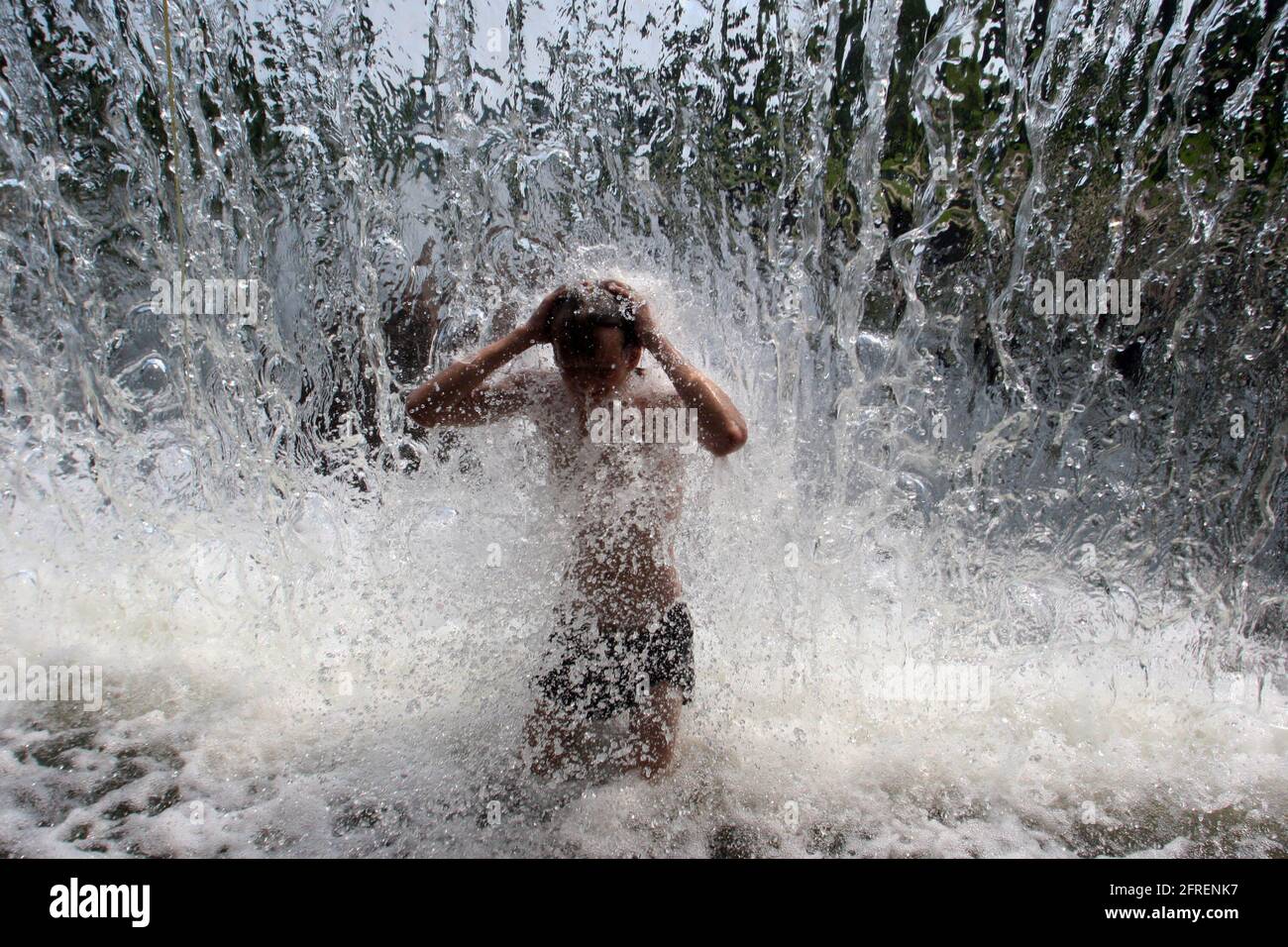 Weißrussland. Minsk - 11.06.2010: Im heißen Sommer badet das Kind im Stadtbrunnen. Stockfoto