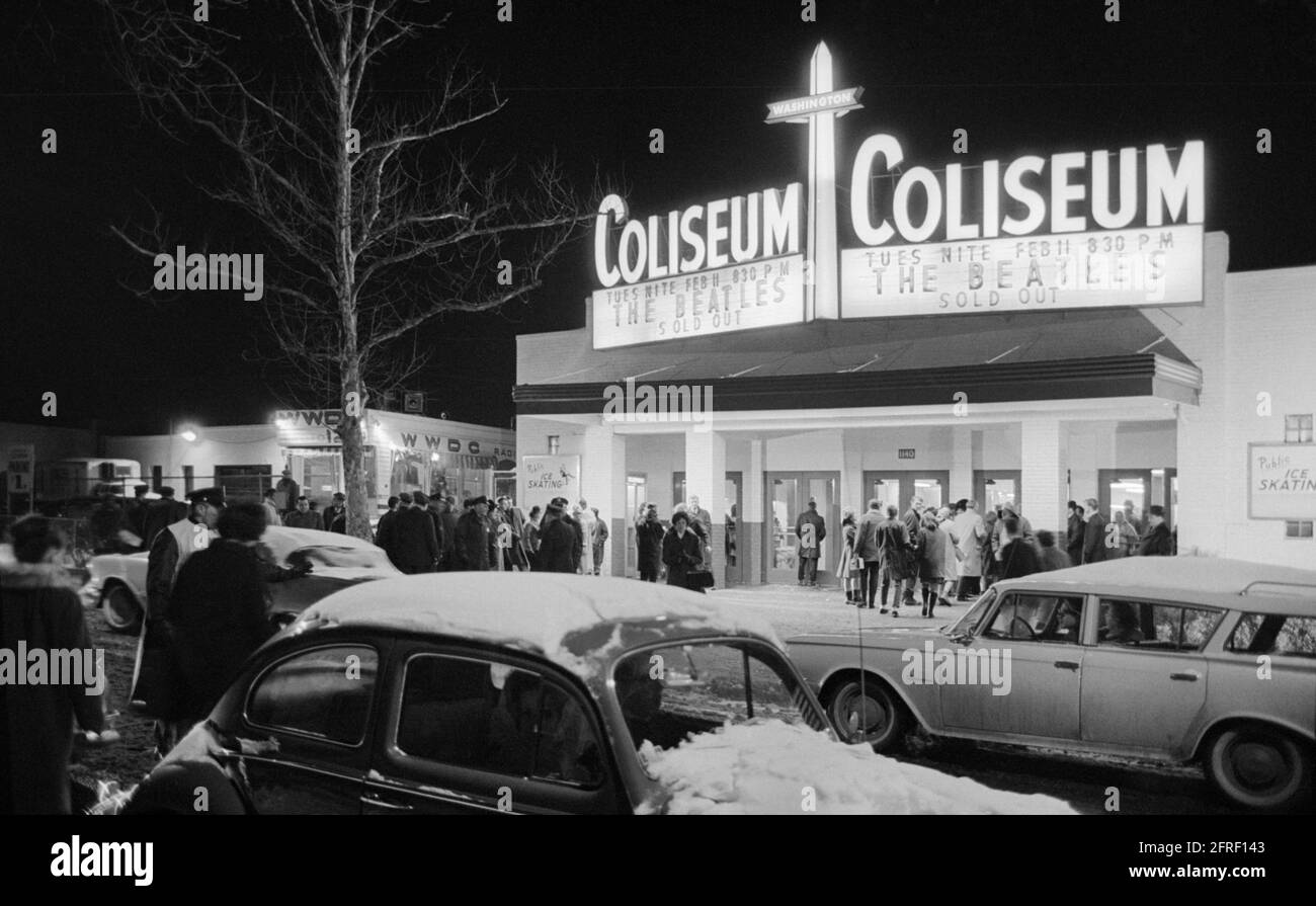 Am 11. Februar 1964 spielten die Beatles ihr legendäres erstes amerikanisches Konzert, das ausverkauft war, im Washington Coliseum. Das Coliseum befand sich neben dem WWDC, dem ersten US-Radiosender, der eine Beatles-Platte spielte. (USA) Stockfoto