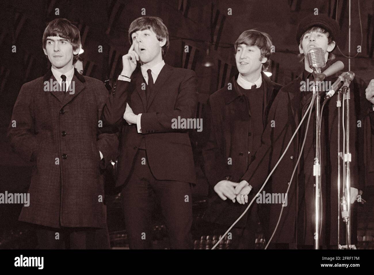 Die Beatles kamen am 11. Februar 1964 zu einer Pressekonferenz vor ihrem ersten Konzert in Amerika am 11. Februar 1964 im Washington Coliseum an. L bis R sind George Harrison, Paul McCartney, John Lennon und Ringo Starr abgebildet. (USA) Stockfoto