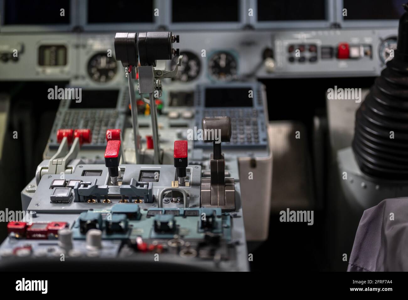 Druckhebel des Motors. Modernes Düsenflugzeug, Cockpit Stockfoto