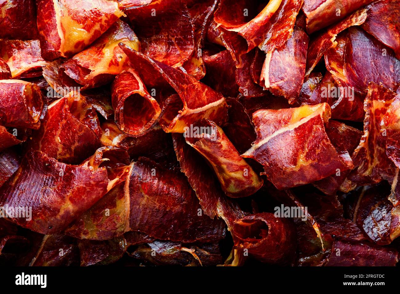 Geschnittenes basturma oder Fleisch ruckig.Rindfleisch ruckig, getrocknetes Rindfleisch.armenische Lebensmittel.Food Hintergrund Stockfoto