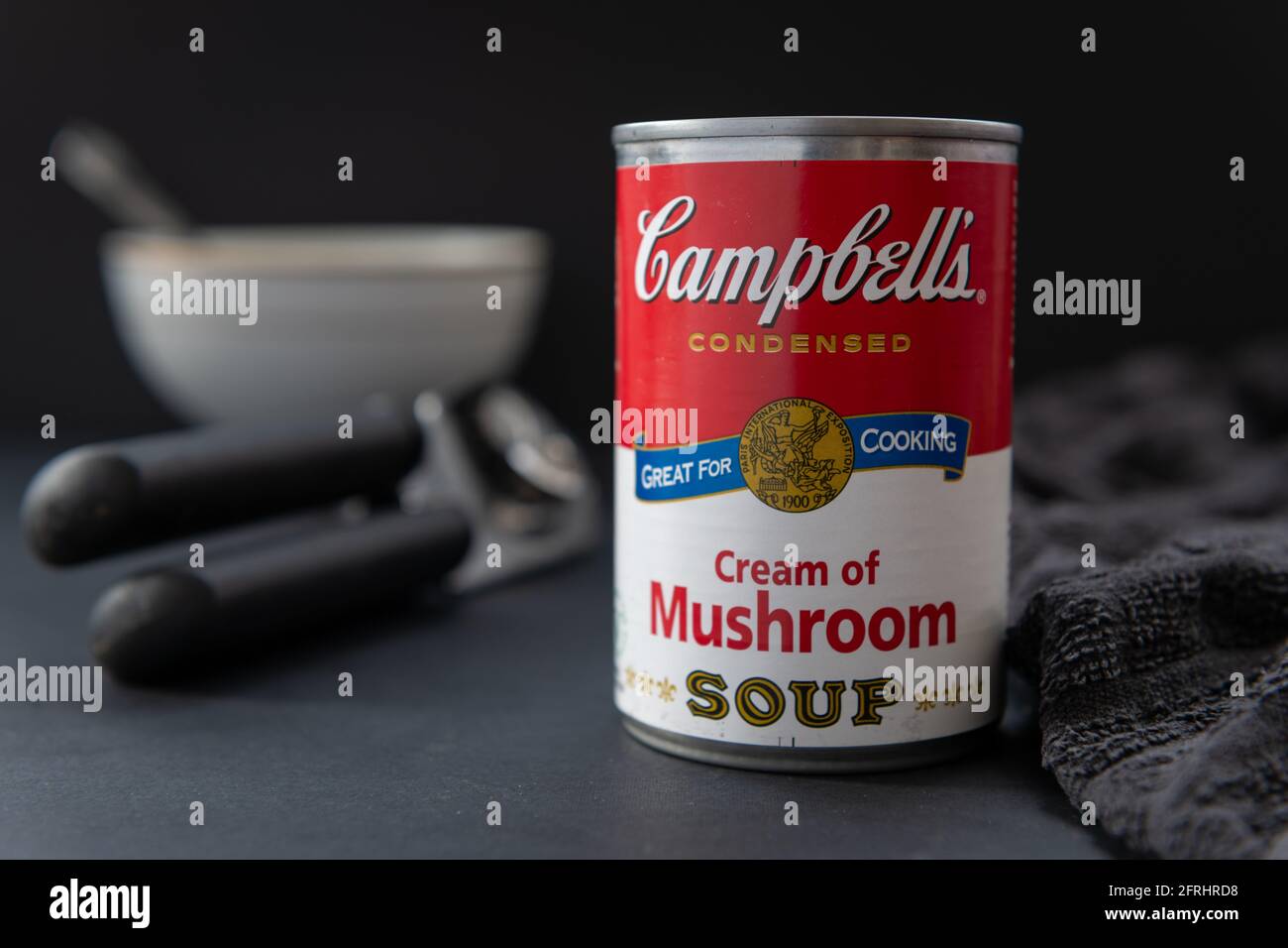 London. UK- 05.16.2021: Eine Dose Campbell's Pilzcreme auf einem Tisch mit dunklem Hintergrund. Stockfoto