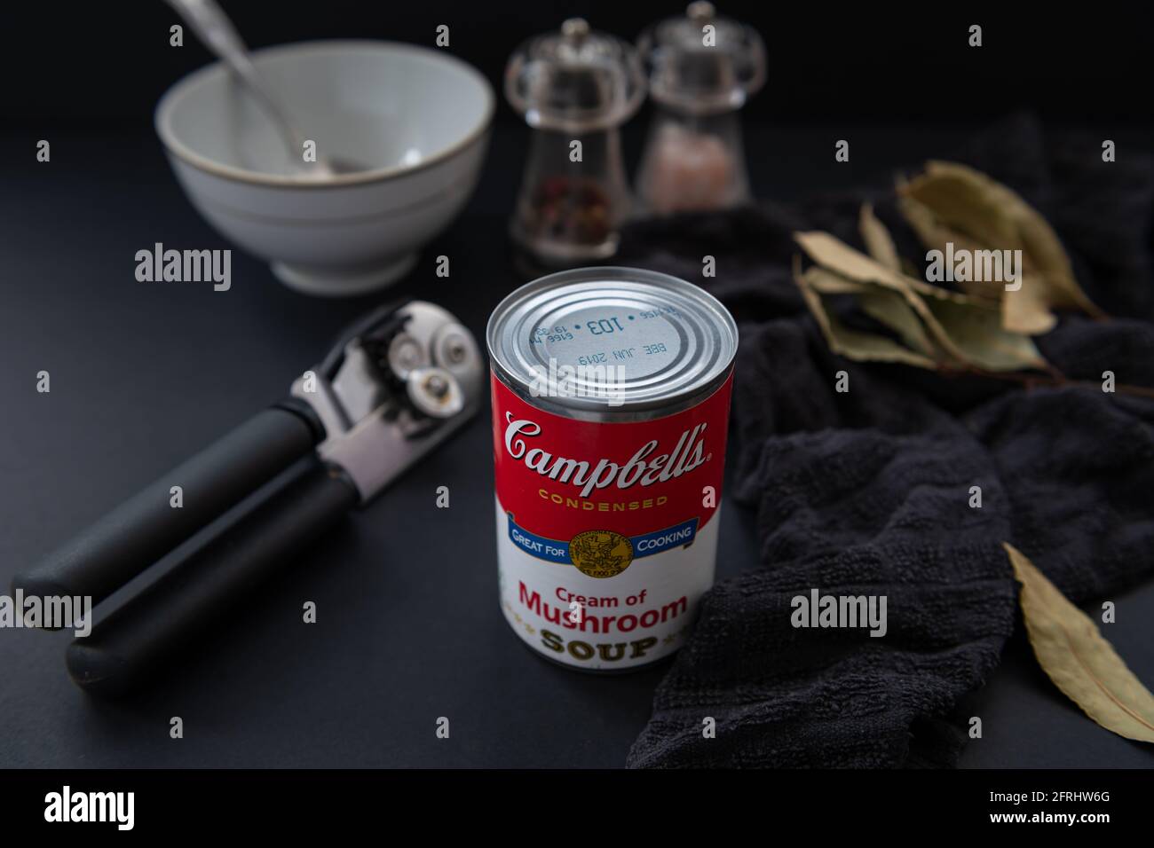 Eine Dose Campbell's Pilzcreme auf einem Tisch mit dunklem Hintergrund. Stockfoto