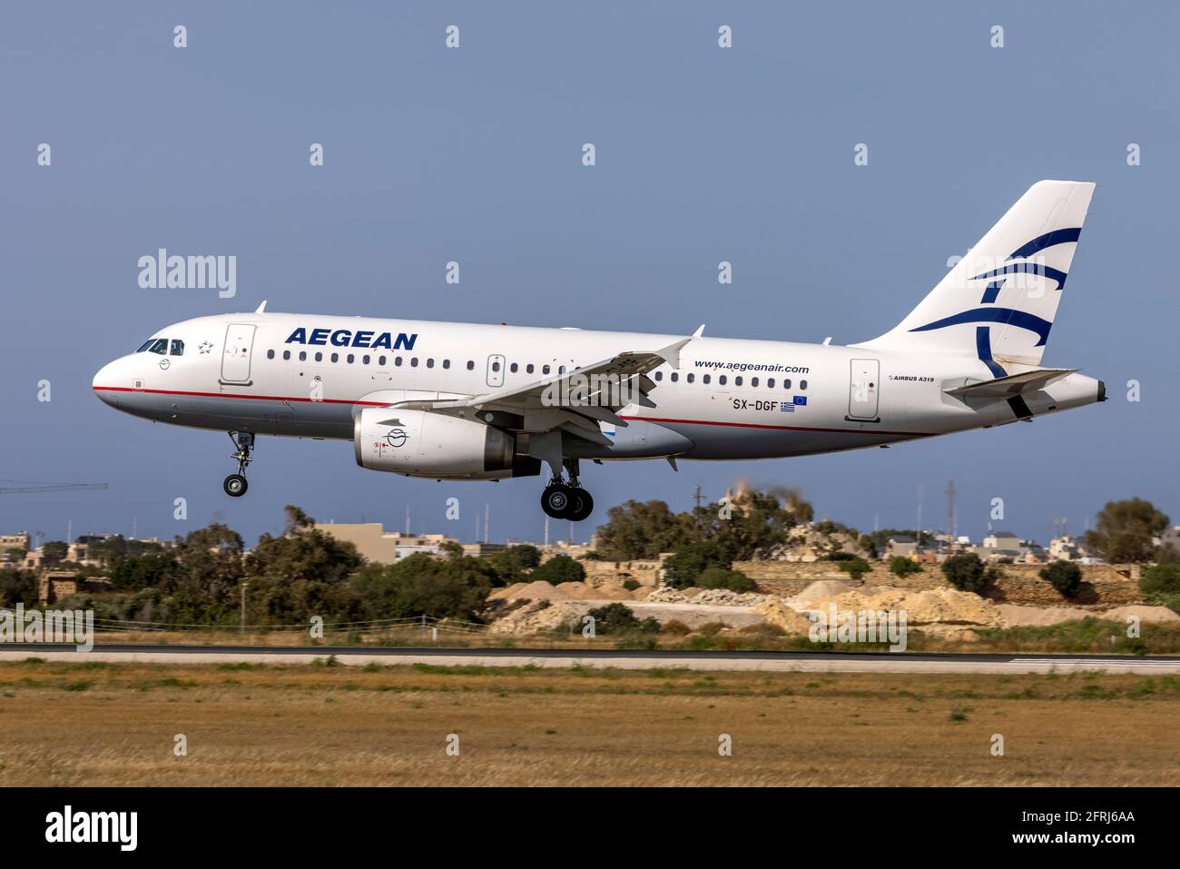 Aegean Airlines Airbus A319-132 (REG: SX-DGF), der aus Athen kommt und den üblichen Dash 8 ersetzt. Stockfoto