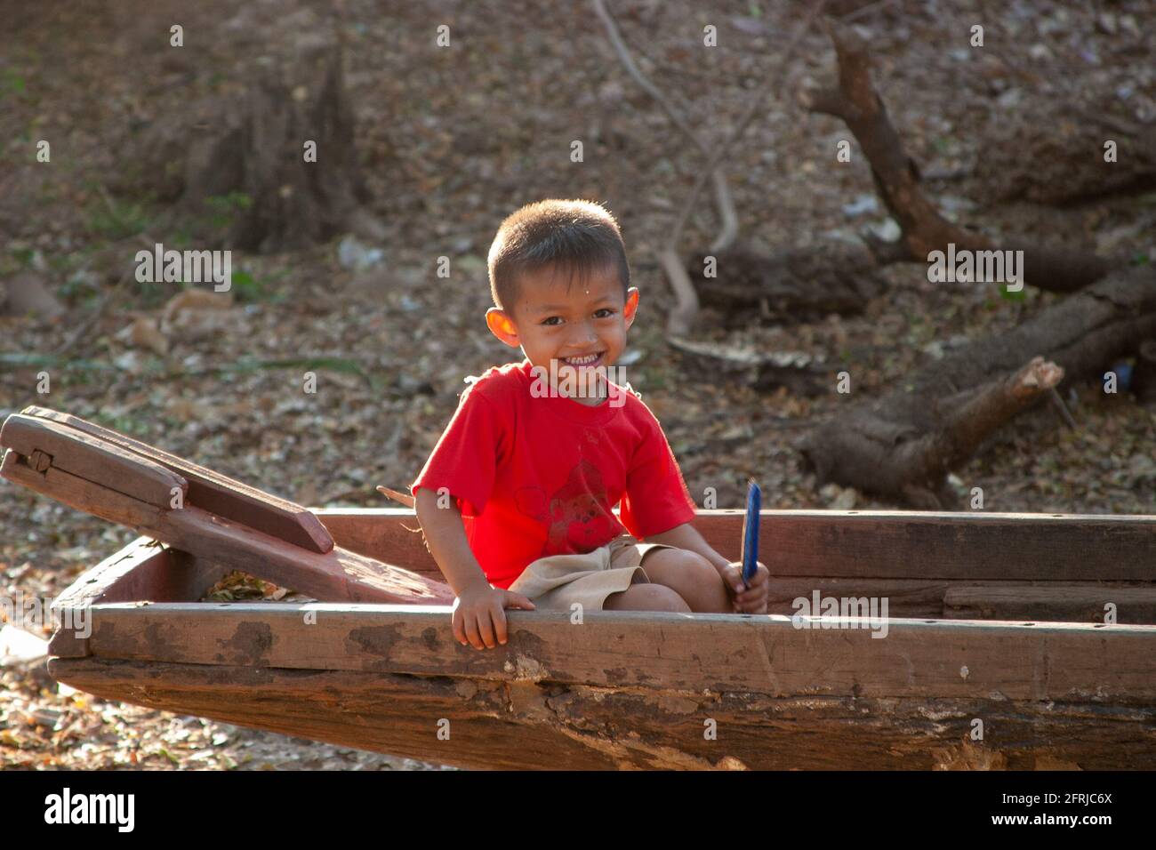 Glückliches thailändisches Kind im ländlichen Thailand Stockfoto