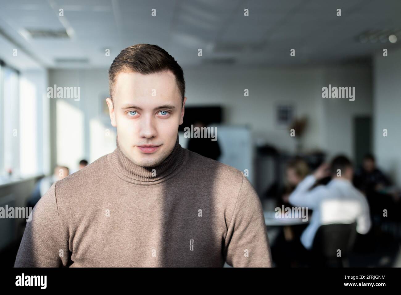 Porträt eines jungen Geschäftsmannes mit dem Notizblock in den Händen. Stockfoto