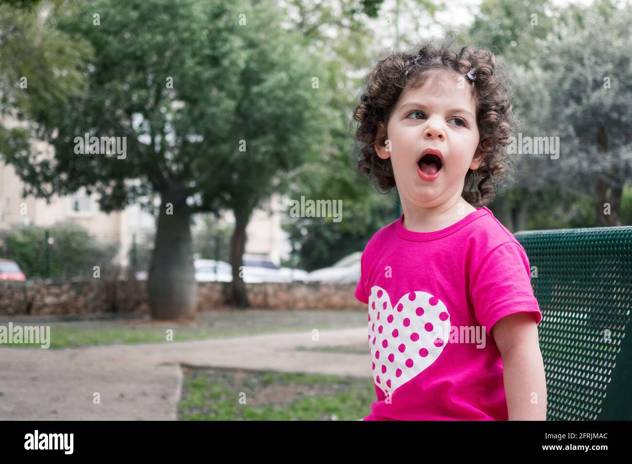 Junge Kleinkind Mädchen spielen im Freien, auf einem Spielplatz in einem Park Stockfoto