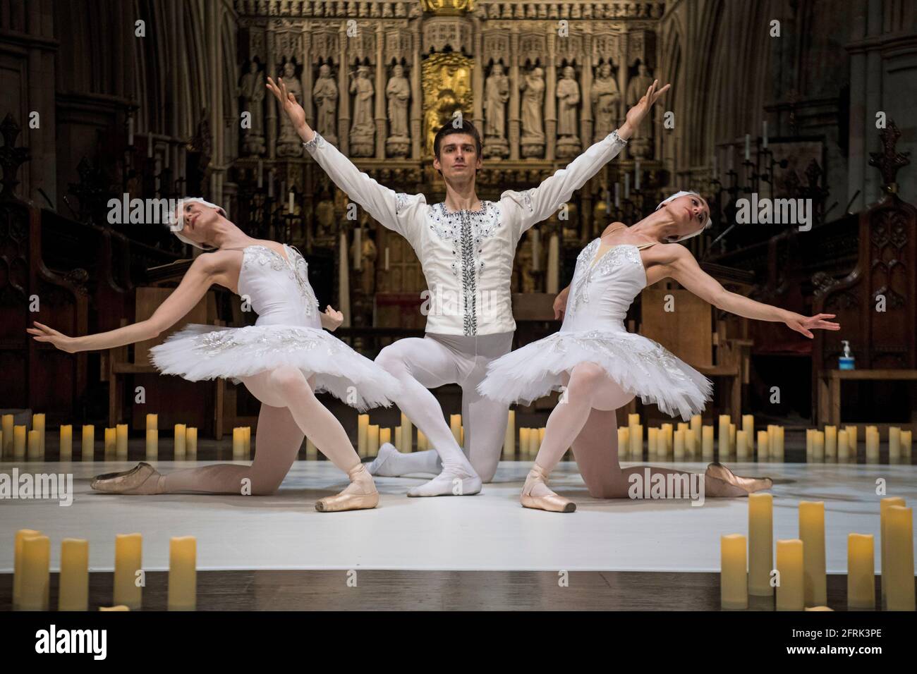 Tänzer der Sophie Adams Ballet Company, nachdem sie in der Southwark  Cathedral in London aufgetreten waren. Bilddatum: Donnerstag, 20. Mai 2021.  Die Aufführungen des Candlelight Ballets sind für den 20. Und 27.