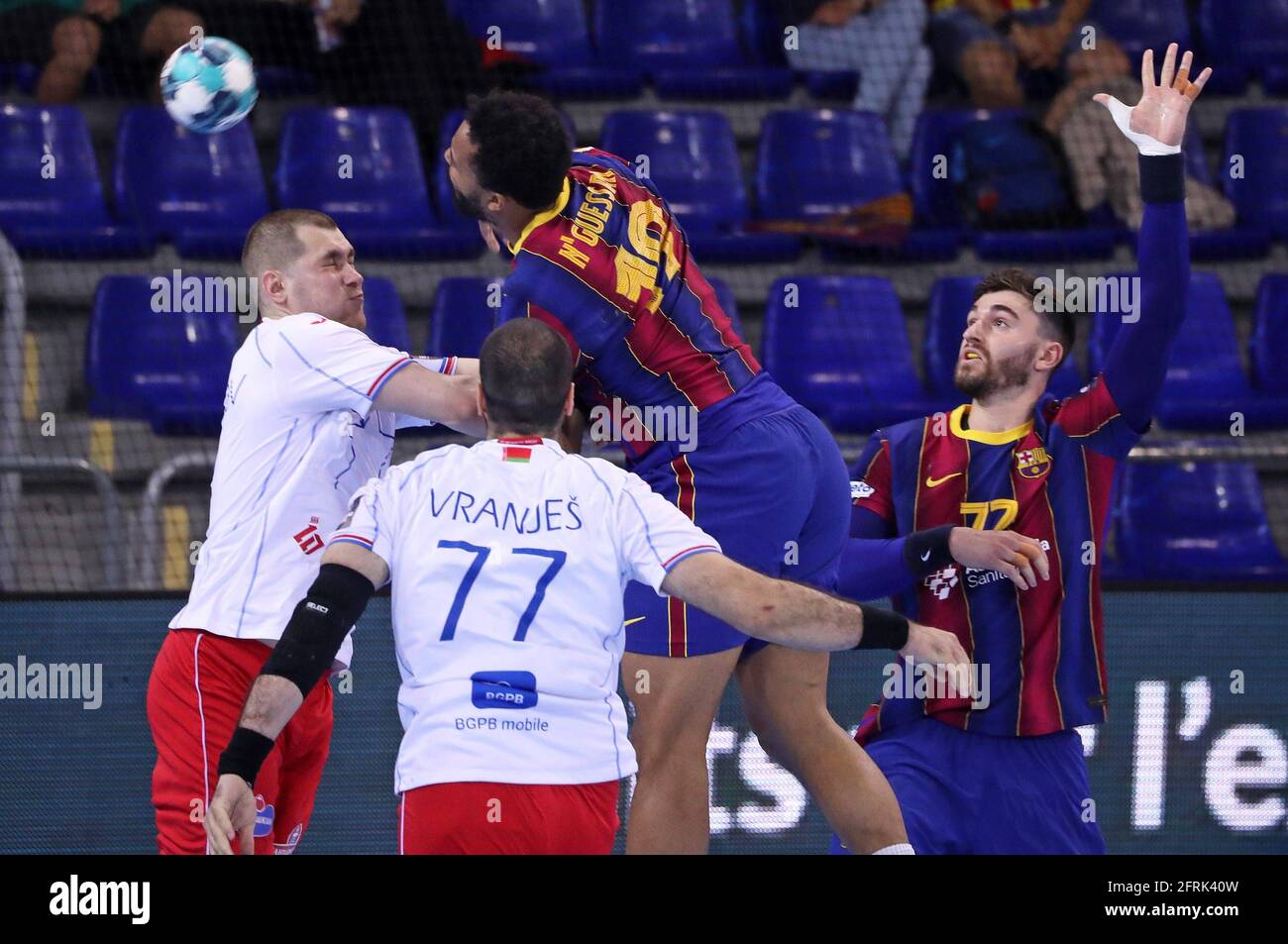 20. Mai 2021, Barcelona, Katalonien, Spanien: Timothey N'Guessan während der zweiten Etappe des Finales 1/4 der EHF Champions League zwischen dem FC Barcelona und HC Meshkov Brest spielte im Palau Blaugrana in Barcelona. Foto: JGS/Cordon Press 14 de febrero de 2021, Barcelona, Cataluña, España: los votantes con máscaras protectoras hacen cola para mantener la distancia Social en el mercado de El Ninot, convertido en un colegio Electoral para las 13 elecciones regionales de Cataluña bajo estrictos protocolos sanitarios en medio de una tercera ola de la Pandemia de COVID-19, en Barcelona. Pho Stockfoto