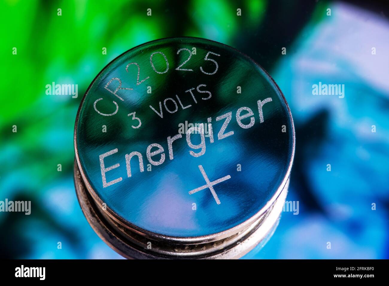 Spiegelung in einer Lithium-Knopfzelle Stockfoto